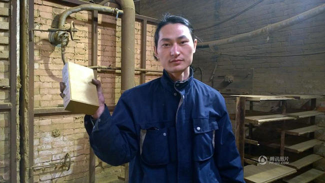 Ακτιβιστής μετατρέπει με μια ηλεκτρική σκούπα τον μολυσμένο αέρα του Πεκίνου σε τούβλο! (φωτογραφίες)