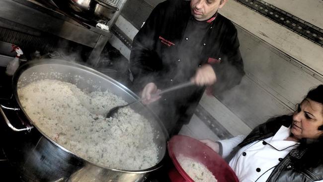 Η Ανοικτή Κουζίνα που μαγειρεύει για τους πρόσφυγες κάνει έκκληση για υλικά (λίστα)