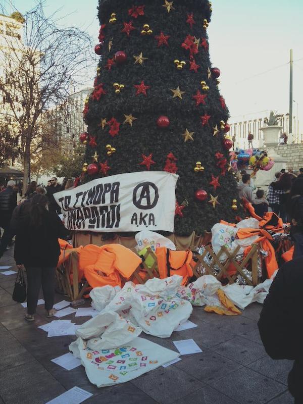 Σύνταγμα: Παρέμβαση με σωσίβια προσφύγων στο συντριβάνι και το χριστουγεννιάτικο δέντρο (φωτογραφίες)