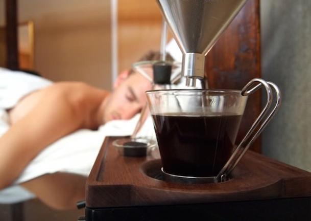 Το καινοτόμο ξυπνητήρι που μόλις χτυπήσει φτιάχνει μυρωδάτο καφέ! (φωτογραφίες - βίντεο)