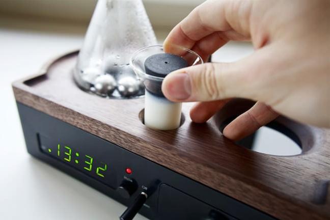 Το καινοτόμο ξυπνητήρι που μόλις χτυπήσει φτιάχνει μυρωδάτο καφέ! (φωτογραφίες - βίντεο)