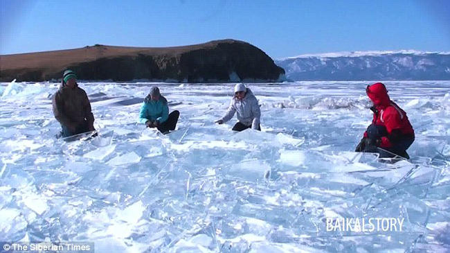 Μετέτρεψαν την παγωμένη λίμνη Βαϊκάλη σε απίστευτο μουσικό όργανο (βίντεο)