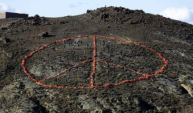 Λέσβος: Έφτιαξαν το σύμβολο της ειρήνης με 2.500 σωσίβια που άφησαν στις ακτές οι πρόσφυγες - ΦΩΤΟ