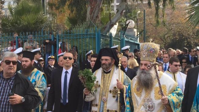 ΦΩΤΟ - ΒΙΝΤΕΟ: Σεραφείμ δίπλα στον Κασιδιάρη "ευλογεί" Λαφαζάνη και Τσίπρας αγιάζει Κολωνάκι