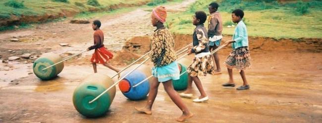 ΦΩΤΟ - ΒΙΝΤΕΟ: Πανέξυπνη εφεύρεση βοηθά εκατομμύρια ανθρώπους στην Αφρική να αποκτήσουν εύκολη πρόσβαση στο νερό!