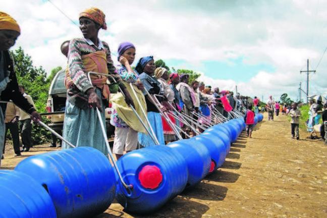 ΦΩΤΟ - ΒΙΝΤΕΟ: Πανέξυπνη εφεύρεση βοηθά εκατομμύρια ανθρώπους στην Αφρική να αποκτήσουν εύκολη πρόσβαση στο νερό!