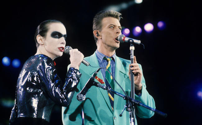 David Bowie και Annie Lennox τραγουδούν μαζί το "Under Pressure" το 1992 (ΒΙΝΤΕΟ)