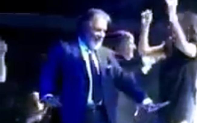 ΒΙΝΤΕΟ Βασανίζομαι: O Γιάννης Πανούσης χορεύει φοβερό τσιφτετέλι στο χορό της Ένωσης Αστυνομικών Υπαλλήλων