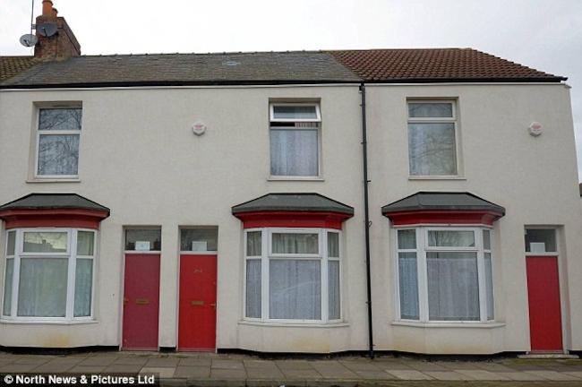 Απαρτχάιντ στη Βρετανία: Βαμμένες κόκκινες οι πόρτες των σπιτιών όπου μένουν πρόσφυγες (ΕΙΚΟΝΕΣ)