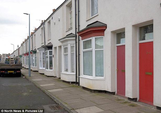 Απαρτχάιντ στη Βρετανία: Βαμμένες κόκκινες οι πόρτες των σπιτιών όπου μένουν πρόσφυγες (ΕΙΚΟΝΕΣ)