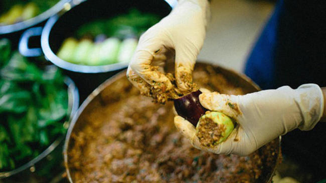 Startup εταιρεία προσλαμβάνει για σεφ πρόσφυγες και προσφέρει αυθεντικό, παραδοσιακό φαγητό στους πελάτες (ΦΩΤΟ)