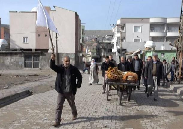 Τουρκικές δυνάμεις ασφαλείας πυροβολούν Κούρδους που κρατούν λευκές σημαίες ενώ μεταφέρουν νεκρούς (σκληρό βίντεο)