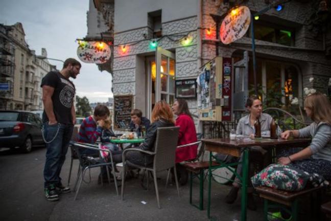 Café Klatsch: Η ιστορία της κολεκτίβας που σώθηκε χάρη στην πανγερμανική εκστρατεία ακτιβιστών