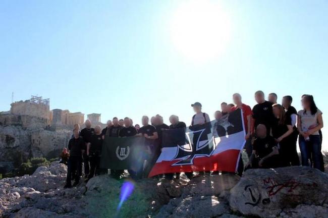 Ντροπή! Σήκωσαν ναζιστική σημαία στην Ακρόπολη Γερμανοί νεοναζί ΦΩΤΟ