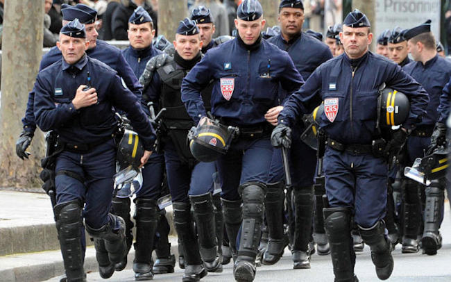 Παρίσι: Αστυνομικός ουρλιάζει σε πρόσφυγες που προσπαθούν να κοιμηθούν στην άκρη του δρόμου (ΒΙΝΤΕΟ)