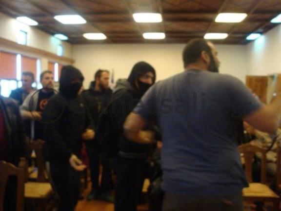 Βόλος: Κουκουλοφόροι διέκοψαν το δημοτικό συμβούλιο και επιτέθηκαν σε στέλεχος της ΧΑ