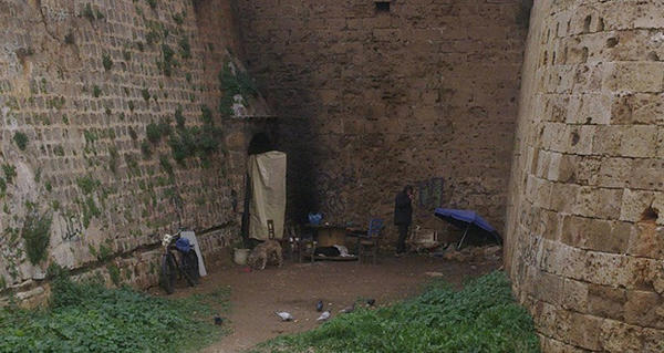 “Οχυρώθηκε” πίσω από τα τείχη άστεγος στα Χανιά