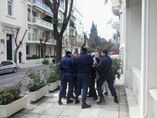 Συλλήψεις διαδηλωτών έξω απο τη Τουρκική πρεσβεία στην Αθήνα (φωτο)