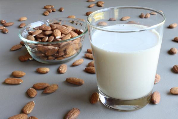 Φτιάξτε γάλα από αμύγδαλα σε 5 απλά βήματα