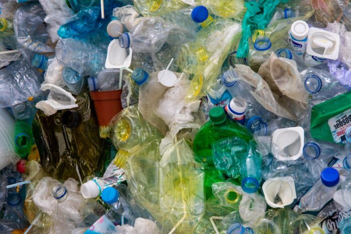 Ο «μύθος» της ανακύκλωσης πλαστικού και η προειδοποίηση της Greenpeace