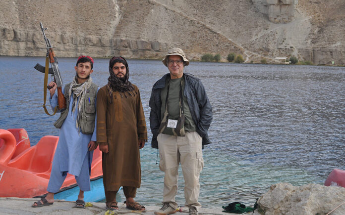 Ο Γιώργος Λιερός είναι ένας εκ των πέντε Ελλήνων που επισκέφθηκαν το Αφγανιστάν για τουρισμό τον Οκτώβριο του 2022. Μέσα σε τρεις εβδομάδες, διένυσαν πάνω από 2,700 χιλιόμετρα και πλήρωσαν 4,000 ευρώ ο καθένας προκειμένου να δουν από κοντά την πολιτιστική κληρονομιά του Αφγανιστάν και ειδικά τις ελληνικές αρχαιότητες, πάντα υπό τη συνοδεία ένοπλων Ταλιμπάν. (Φωτ: Αρχείο Γιώργου Λιερού)