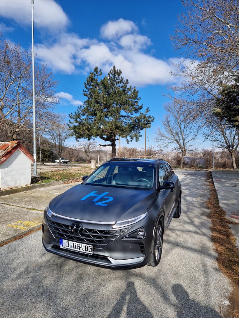 Στους δρόμους της Κοζάνης και για πρώτη φορά στην Ελλάδα κυκλοφορεί αυτοκίνητο υδρογόνου [photos]