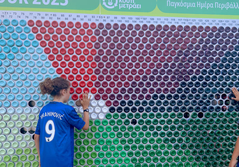 Ένα εντυπωσιακό street art έργο από 2.000 κουτάκια αλουμινίου