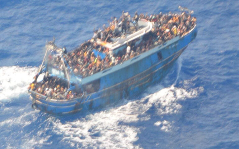 Συγκλονιστικές φωτογραφίες πριν από την τραγωδία ανοιχτά της Πύλου – Στα αμπάρια ήταν τα γυναικόπαιδα