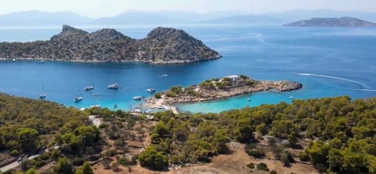 Απόνησος: Η εξωτική παραλία που θυμίζει Καραϊβική [ΒΙΝΤΕΟ]