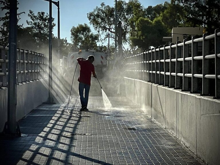 Ν. Φιλαδέλφεια: Καταγγελία φωτορεπόρτερ – “Έψαχναν για στοιχεία στη γέφυρα που πριν λίγη ώρα έπλεναν με πιεστικό”
