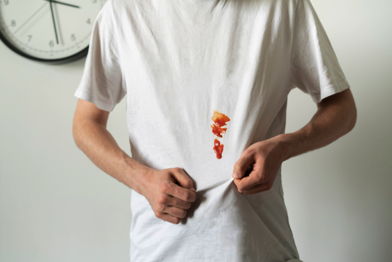 Πώς να αφαιρέσετε εύκολα λεκέδες από λάδι με ένα υλικό που έχετε ήδη στην κουζίνα σας