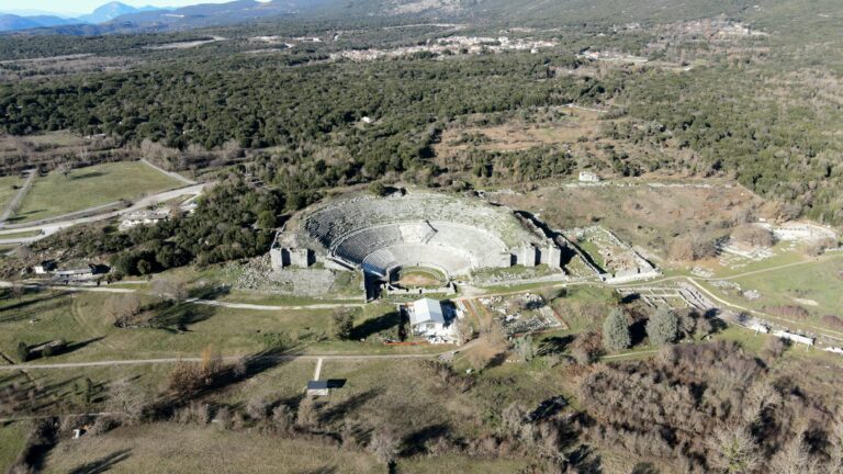 Αρχαίο Θέατρο Δωδώνης: Το επιβλητικό μνημείο της Ηπείρου που χωρούσε 18.000 θεατές (βίντεο)
