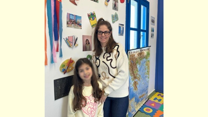 Η δασκάλα με τη μία μαθήτρια: Διορίστηκε τυχαία σε ένα νησάκι, το οποίο λάτρεψε και έμεινε μόνιμα εκεί