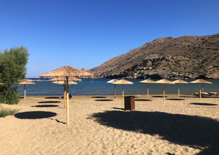 Το ελληνικό νησί που βάζει τέλος στις ξαπλώστρες-«χρυσάφι» – Δωρεάν ομπρέλες για όλους στις παραλίες
